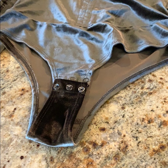 Dark olive crushed velvet cut out bodysuit XS - Picture 5 of 5